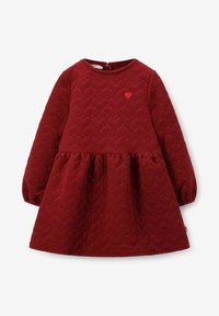 Gequiltede rode jurk met lange mouwen, hartvormige textuur, bateau halslijn, geplooid taille en kleine geborduurde hartdetail op de borst.