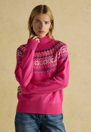 Rosa Strickpullover mit hohem Kragen, der ein dekoratives Muster aus weißen, blauen und gelben Akzenten, gerippten Bündchen und Saum aufweist.