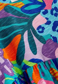 Värikäs kangas, jossa on abstrakteja kuvioita kirkkaissa sävyissä: turkoosi, oranssi, vaaleanpunainen ja violetti, vaihtelevilla tekstuureilla ja muodoilla.