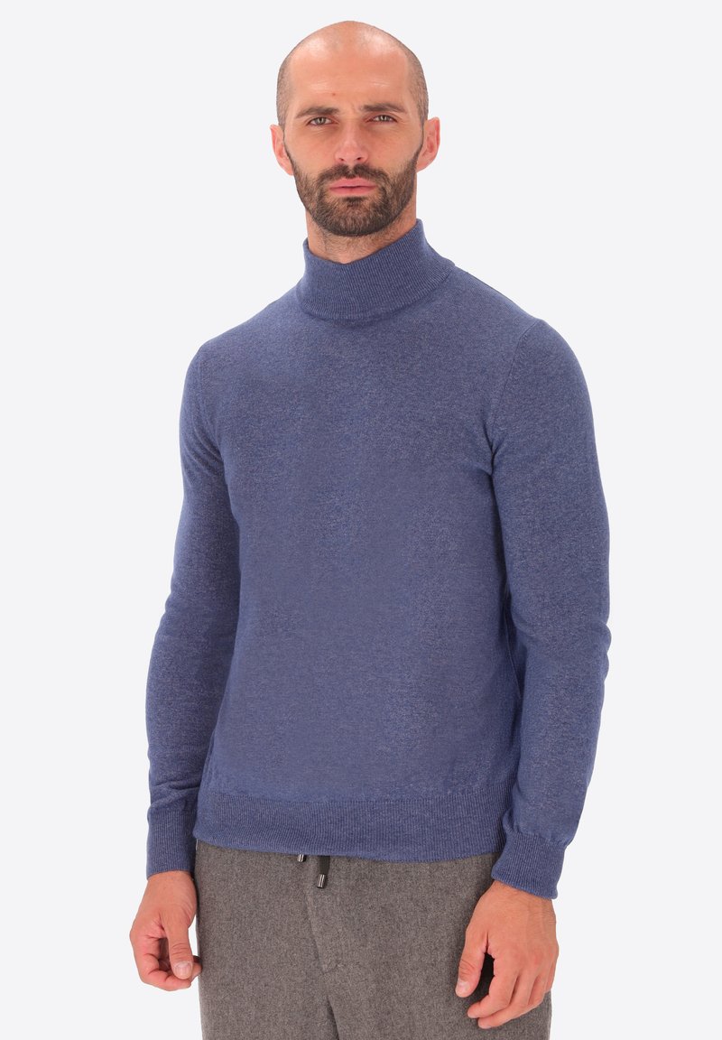 Maglione a collo alto blu navy in tessuto morbido a maglia, con maniche lunghe, design aderente e polsini e orlo a coste. Stile minimalista, senza fantasie.