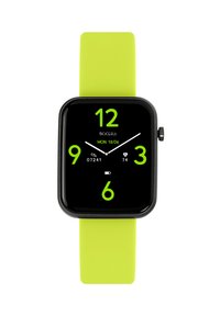 Zwarte smartwatch met een vierkant display, groene digitale cijfers en een felgroene siliconen band. Het scherm toont de datum en fitnessgegevens.
