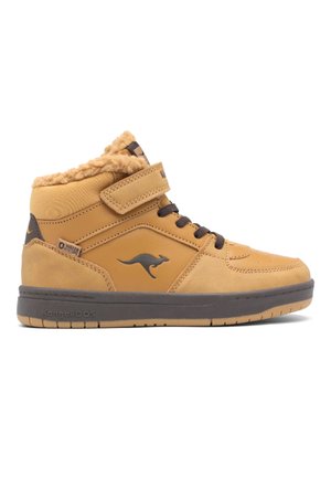 Hoher beige Sneaker mit schwarzen Schnürsenkeln, Klettverschluss, Känguru-Logo, wasserdichtem Etikett und weichem Fleecefutter auf einer schwarzen Sohle.