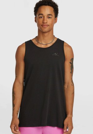 Débardeur noir sans manches en tissu léger, avec un col rond et un petit logo sur la poitrine. Texture lisse et coupe ajustée.