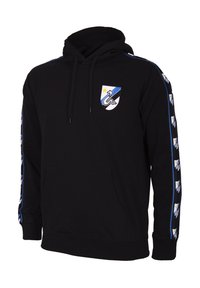 Zwarte hoodie van katoen met een voorzak. Heeft een logo op de borst en blauw-witte gestreepte patronen langs de mouwen.