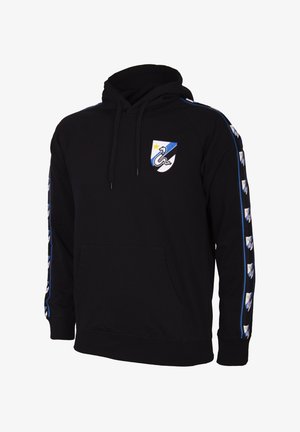 Zwarte hoodie van katoen met een voorzak. Heeft een logo op de borst en blauw-witte gestreepte patronen langs de mouwen.