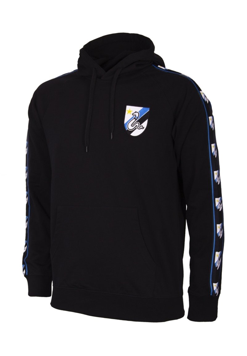 Zwarte hoodie van katoen met een voorzak. Heeft een logo op de borst en blauw-witte gestreepte patronen langs de mouwen.