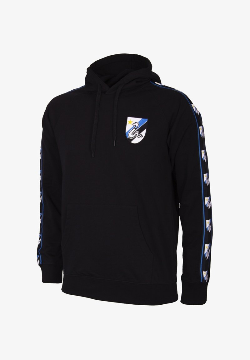 Zwarte hoodie van katoen met een voorzak. Heeft een logo op de borst en blauw-witte gestreepte patronen langs de mouwen.