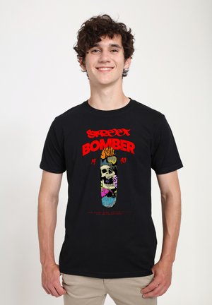 - T-shirt z nadrukiem