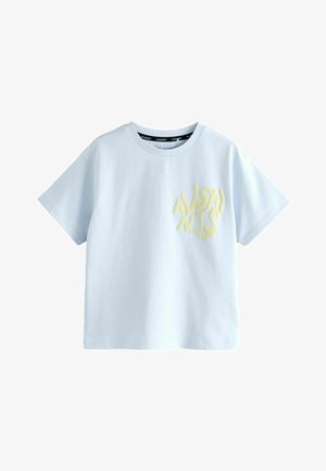 Svijetloplava pamučna majica s okruglim izrezom i kratkim rukavima. Sadrži teksturirani žuti grafički dizajn na lijevom dijelu prsnog koša.