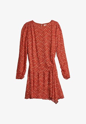 Rust rød minikjole med lange ærmer med lille blomsterprint, rund halsudskæring, rynket skulderdetalje og asymmetrisk taljedraperi.