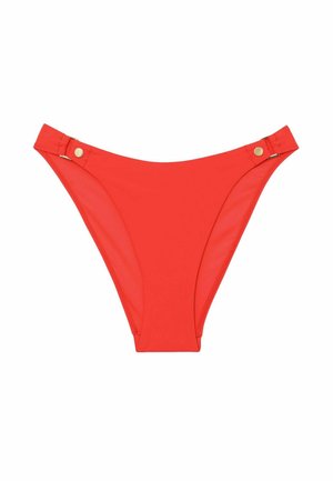 Heledatpunane bikiinipõhi kuldsete nööpide detailidega vöökoha ümber, asetatud valgele taustale.