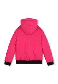 Chaqueta acolchada rosa con capucha, que presenta un diseño acolchado, puños elásticos y un dobladillo negro. Textura suave e incluye costuras laterales.