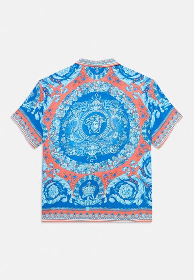 Πουκάμισο με κοντό μανίκι, με μπλε και κοραλλί μπαρόκ σχέδια με λουλούδια, που διαθέτει κεντρικό κεφάλι Μέδουσας και περίτεχνα μοτίβα κορώνας στην πλάτη.