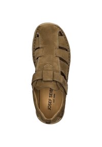 Brązowe zamszowe sandały z zamkniętym noskiem, regulowanym paskiem i otwartymi bokami. Posiadają detale w postaci przeszyć oraz gładką podszewkę wewnętrzną.