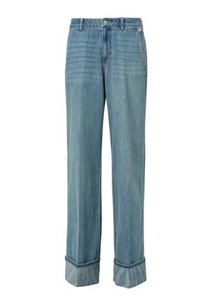 Hellblaue Jeans aus Denim mit lockerer Passform, sichtbaren Nähten und hochgekrempelten Bündchen, die ein gemustertes Innenfutter zeigen.