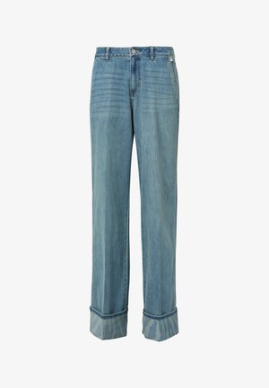 Hellblaue Jeans aus Denim mit lockerer Passform, sichtbaren Nähten und hochgekrempelten Bündchen, die ein gemustertes Innenfutter zeigen.