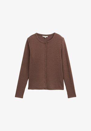 Bruine ribgebreide cardigan met lange mouwen, ronde halslijn en zeven knopen aan de voorkant, plat weergegeven op een witte achtergrond.