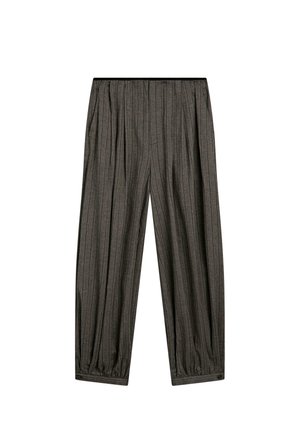 Pantaloni grigio scuro a righe sottili con vita elastica e polsini arricciati alle caviglie, mostrati distesi su uno sfondo bianco.