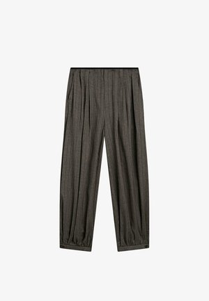 Pantalon gris foncé à fines rayures, avec taille élastique et poignets froncés aux chevilles, présenté à plat sur fond blanc.