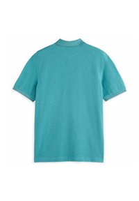 Polo shirt turchese a maniche corte realizzato in cotone liscio, con colletto classico e orlo uniforme. Nessun motivo o decorazione visibile.