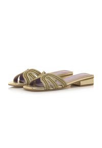 Sandali piatti dorati con una larga fascia che presenta un intricato dettaglio intrecciato, completati da una soletta viola e un design a tacco largo.