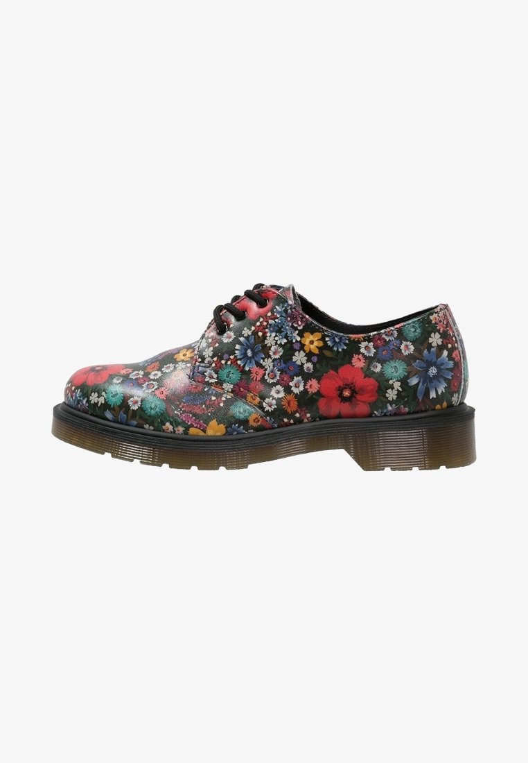Chaussure à motif floral avec une base noire ornée de fleurs colorées, design à lacets et semelle épaisse texturée avec un bord translucide.