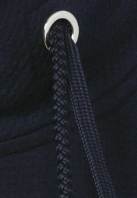 Marine pullover met een gestructureerd oppervlak, voorzien van een gevlochten koord door een zilveren metalen oogje voor een verstelbare pasvorm.