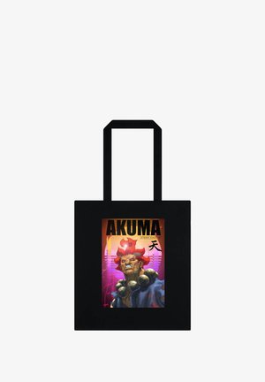 Sort tote-taske med en rød-håret kriger med glødende øjne og store perler om halsen, med teksten "AKUMA Street Fighter."