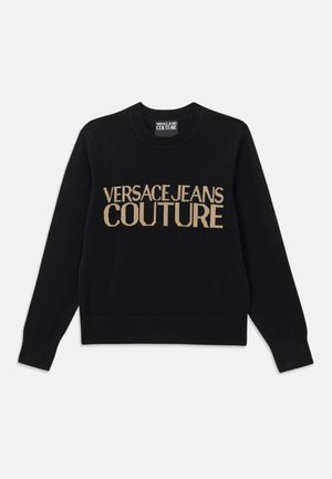 Pulover negru din tricot cu guler rotund, mansete și tiv cu dungi, având text brodat cu aur care citește "VERSACE JEANS COUTURE."