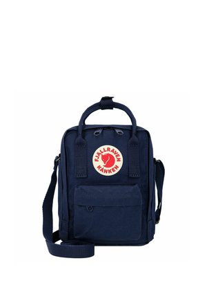 Mochila mini Fjällräven Kånken azul marino con bolsillo frontal, dos asas superiores, correa de hombro ajustable y parche redondo con logo rojo.
