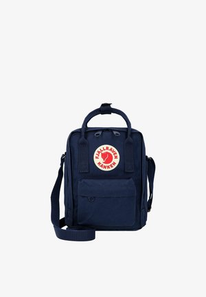 Marineblauer Fjällräven Kånken Mini-Rucksack mit Fronttasche, doppelten oberen Griffen, verstellbarem Schulterriemen und rundem rotem Logo-Patch.
