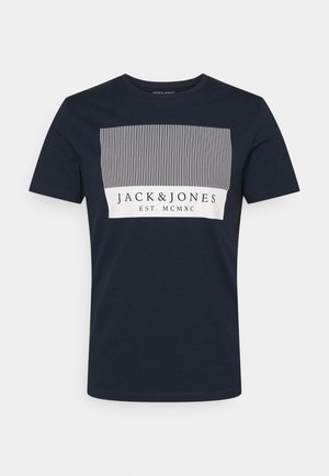 Navyblauw T-shirt met korte mouwen, voorzien van een witte rechthoekige afbeelding met dunne verticale lijnen en de tekst "JACK & JONES EST. MCMXC" op de voorkant.