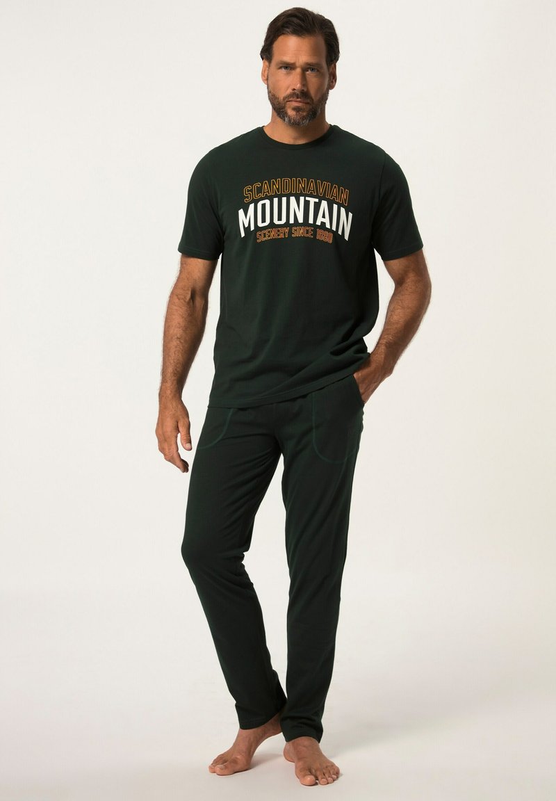 Ciemnozielona bawełniana koszulka z napisem "SCANDINAVIAN MOUNTAIN", połączona z dopasowanymi dresami z bocznymi kieszeniami i slim fit.