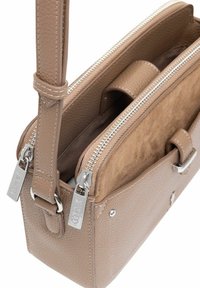 Beżowa torebka skórzana o fakturowanej powierzchni z dwiema zamykanymi na zamek przegrodami oraz regulowanym paskiem na ramię, z charakterystycznymi srebrnymi suwakami i elementami metalowymi.