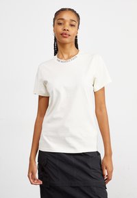 The North Face ZUMU TEE - Camiseta estampada - white dune