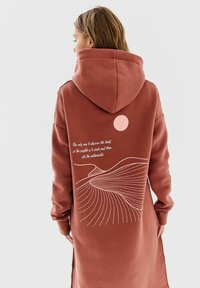 NAOKO LONGLINE DESERT - Mikina s kapucí - brown