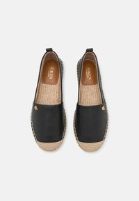 Espadrilles de cuero negro con suelas trenzadas en tono beige, logotipo dorado de RL en la parte superior y plantillas en color marrón con la marca "Lauren Ralph Lauren," vistas desde arriba.