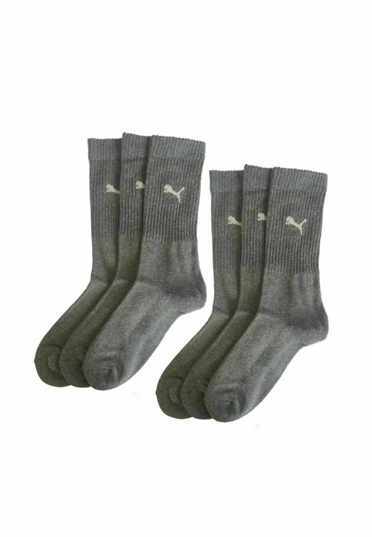 Graue Sportsocken im Viererpack, mit geripptem Bündchen und dem Puma-Logo in Hellgrau. Weicher Stoff und nahtloses Zehendesign.