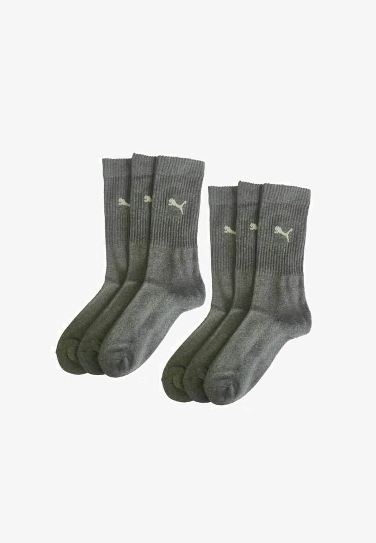 Graue Sportsocken im Viererpack, mit geripptem Bündchen und dem Puma-Logo in Hellgrau. Weicher Stoff und nahtloses Zehendesign.