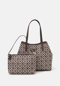 Sac fourre-tout marron à motifs et pochette plus petite en textile, présentant un motif répétitif beige et blanc, avec des accents et poignées marron.