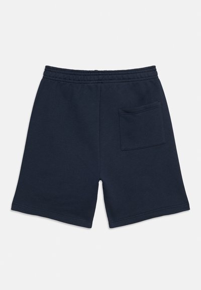 Κοντό παντελόνι casual σε ναυτικό μπλε με ελαστική μέση και μία πίσω τσέπη στη δεξιά πλευρά, εμφανίζεται απλωμένο σε λευκό φόντο.