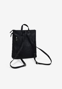 Mochila de cuero negro con una superficie texturizada, doble asa superior, correas ajustables y bolsillos con cremallera en la parte delantera y de los lados.