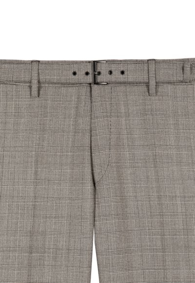 Graue kariert Stoffhosen mit flacher Vorderseite, Gürtelschlaufen und Zweiknopfverschluss. Das Material zeigt eine subtile Textur mit einem Karomuster.