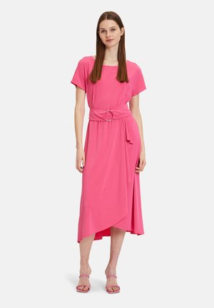 Roze knielange jurk van zachte stof, met korte mouwen, een ceintuur met een ronde gesp en een asymmetrische zoom.