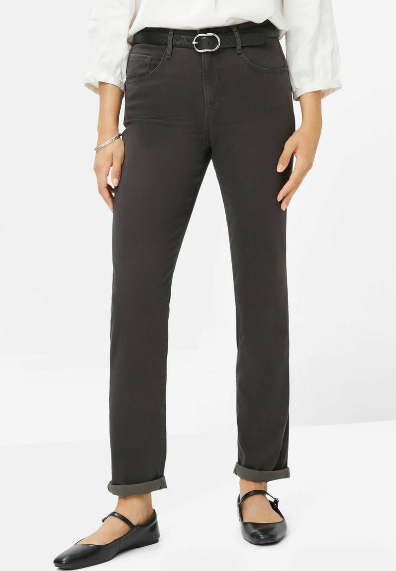 Schwarze Slim-Fit-Hosen aus einem glatten Baumwoll-Mix. Mit fünf Taschen, aufgerollten Säumen und einem silbernen Schnallen-Gürtel.