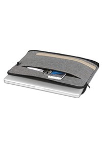 Graue Laptop-Hülle aus Stoff mit Reißverschluss und Fronttasche, mit einem beigen Akzentband, die einen Laptop und ein mobiles Gerät hält.