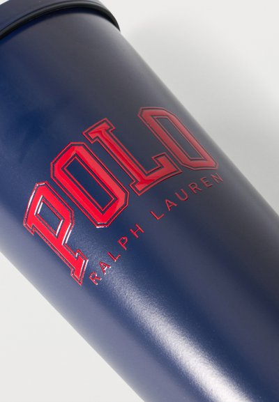 Κυλινδρικό δοχείο σε ναυτικό μπλε με κόκκινο λογότυπο "Polo Ralph Lauren" με έντονα γράμματα.