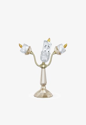 Animowana świeca świecznikowa z trzema płonącymi płomieniami, z uśmiechniętą twarzą i wyrazistymi oczami na centralnej świecy.