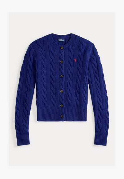 Cárdigan azul tricotado com padrão de cabos, decote redondo e cinco botões escuros. Apresenta pequeno logotipo vermelho no lado esquerdo do peito.