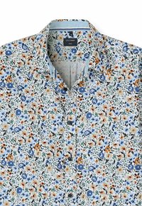 Blumenhemd mit kurzen Ärmeln, das einen hellen Hintergrund und mehrfarbige Blumenmuster in Blau, Orange und Grün aufweist, mit einem Knopfkragen.
